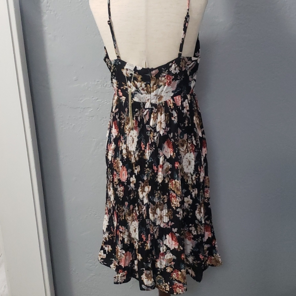 BRAND NEW! Floral Midi Dress - Picture 5 of 9
